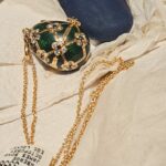 A polícia recupera um pingente Fabergé engolido após 6 dias de espera para que ele reapareça