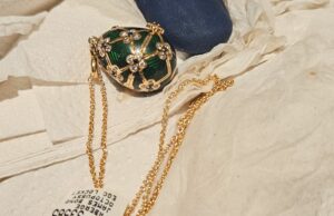 A polícia recupera um pingente Fabergé engolido após 6 dias de espera para que ele reapareça A polícia recupera um pingente Fabergé engolido após 6 dias de espera para que ele reapareça