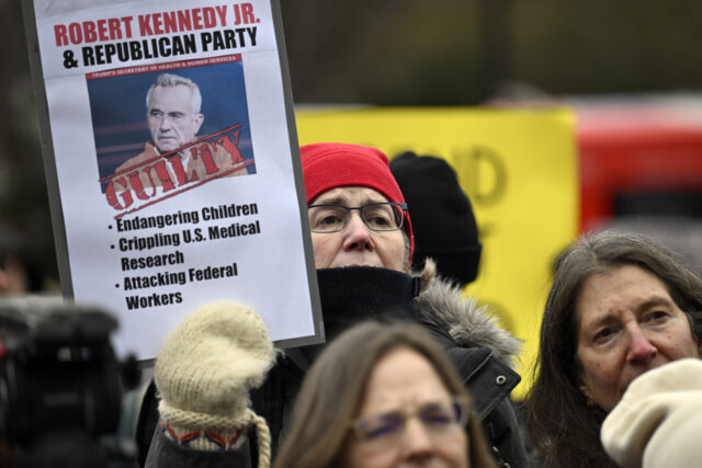 A posição de RFK Jr. sobre a pesquisa pediátrica é O secretário de Saúde e Serviços Humanos, Robert F. Kennedy Jr., comparece perante o Comitê de Finanças do Senado, no Capitólio, em Washington, quinta-feira, 4 de setembro de 2025. (AP Photo/Mark Schiefelbein)