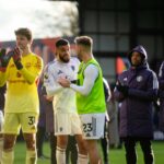 Luke Shaw acompanha a partida da Premier League entre Manchester United e Everton em Old Trafford em 2025 em Manchester, Inglaterra.