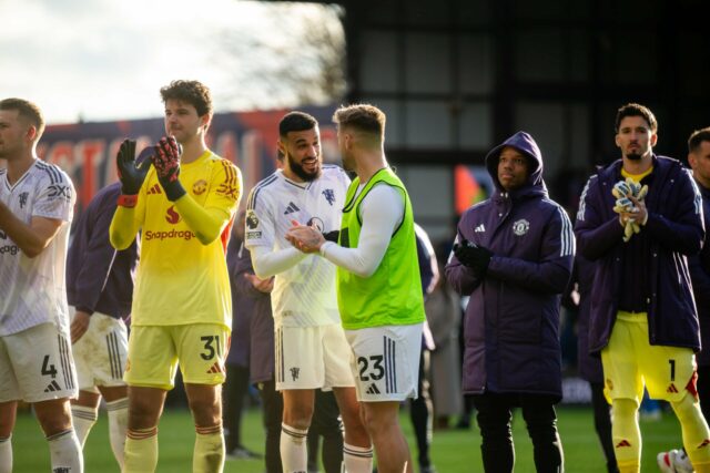 Luke Shaw acompanha a partida da Premier League entre Manchester United e Everton em Old Trafford em 2025 em Manchester, Inglaterra.