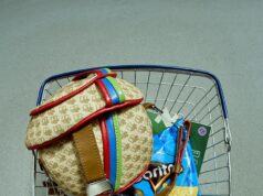 A primeira coleção de bolsas de £ 3,99 da BuzzBallz se esgota em 40 segundos: a linha de acessórios da marca Alcopop é um grande sucesso – e os criadores afirmam que cada bolsa vale £ 4.000 BuzzBallz lançou uma coleção de edição limitada de BuzzBagz única, inspirando-se em designs de bolsas icônicos como Louis Vuitton e Ikea