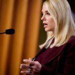 A procuradora-geral dos EUA, Pam Bondi, deveria se recusar a revisar o acordo da Warner Bros. devido a 'potenciais conflitos de interesse', dizem os senadores democratas