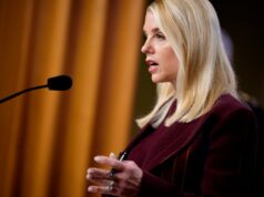 A procuradora-geral dos EUA, Pam Bondi, deveria se recusar a revisar o acordo da Warner Bros. devido a ‘potenciais conflitos de interesse’, dizem os senadores democratas A procuradora-geral dos EUA, Pam Bondi, deveria se recusar a revisar o acordo da Warner Bros. devido a 'potenciais conflitos de interesse', dizem os senadores democratas