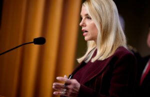 A procuradora-geral dos EUA, Pam Bondi, deveria se recusar a revisar o acordo da Warner Bros. devido a ‘potenciais conflitos de interesse’, dizem os senadores democratas A procuradora-geral dos EUA, Pam Bondi, deveria se recusar a revisar o acordo da Warner Bros. devido a 'potenciais conflitos de interesse', dizem os senadores democratas