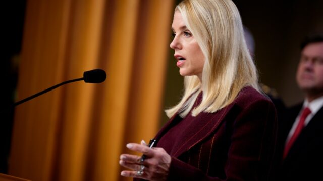 A procuradora-geral dos EUA, Pam Bondi, deveria se recusar a A procuradora-geral dos EUA, Pam Bondi, deveria se recusar a revisar o acordo da Warner Bros. devido a 'potenciais conflitos de interesse', dizem os senadores democratas