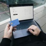 Usando um cartão de crédito. A proibição de jogos de azar com cartão de crédito na Austrália reduz gastos, mas não diminui os danos