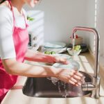 Os especialistas dizem que você nunca deve deixar a louça de molho em água morna durante a noite, pois isso cria o terreno perfeito para a multiplicação de bactérias nocivas.