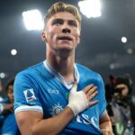 Scott McTominay e o atacante emprestado do Manchester United Rasmus Hojlund após a partida da Série A entre Napoli e Juventus no Stadio Diego Armando Maradona em 2025 em Nápoles, Itália.
