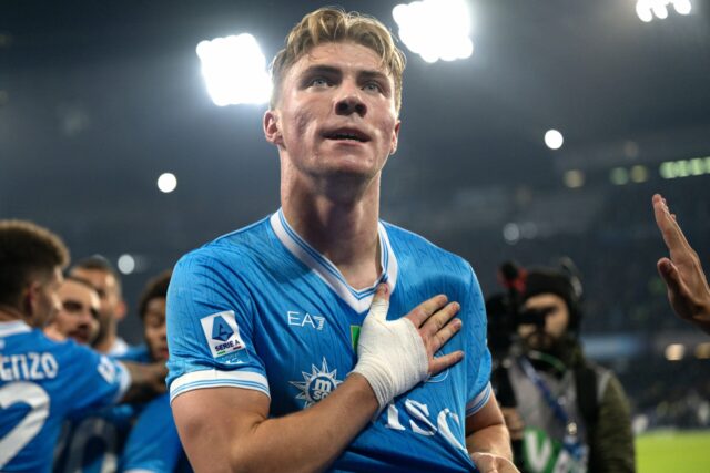 Scott McTominay e o atacante emprestado do Manchester United Rasmus Hojlund após a partida da Série A entre Napoli e Juventus no Stadio Diego Armando Maradona em 2025 em Nápoles, Itália.