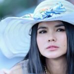 A resposta de Karina Ranau ao ser chamada de esposa ímpia pelos internautas devido à questão da localização do túmulo de Epy Kusnandar