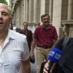 Tony Mokbel chega a uma audiência na Suprema Corte para decidir se enfrentará um novo julgamento. Foto de Jason Sul. 19 de dezembro de 2025.