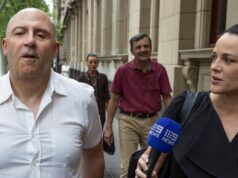 A ‘saga de desculpas’ de Mokbel se arrasta enquanto novo julgamento fica no limbo Tony Mokbel chega a uma audiência na Suprema Corte para decidir se enfrentará um novo julgamento. Foto de Jason Sul. 19 de dezembro de 2025.