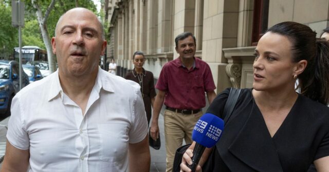 Tony Mokbel chega a uma audiência na Suprema Corte para decidir se enfrentará um novo julgamento. Foto de Jason Sul. 19 de dezembro de 2025.