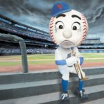 O arremessador do New York Mets, Edwin Díaz, reage ao monte durante a 10ª entrada.