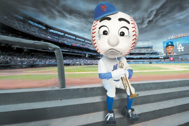 O arremessador do New York Mets, Edwin Díaz, reage ao monte durante a 10ª entrada.