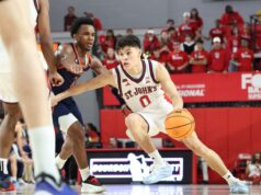 A saúde de Dylan Darling é a ‘chave’ de St. John que eles já perderam O jogador do St. John's Red Storm, Dylan Darling, dribla a bola de basquete enquanto é defendido por um jogador do Bucknell Bison.