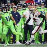 O wide receiver do Seattle Seahawks, Jaxon Smith-Njigba (11), reage após marcar em um touchdown contra o Philadelphia Eagles durante o segundo tempo de um jogo de futebol americano da NFL, segunda-feira, 18 de dezembro de 2023, em Seattle. Os Seahawks venceram por 20-17. (Foto AP/Lindsey Wasson)