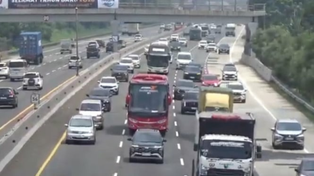 A segunda onda de refluxo do feriado de Natal está começando a ser vista na estrada com pedágio Jacarta-Cikampek
