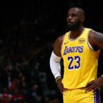 LeBron James em uma camisa amarela do Lakers com