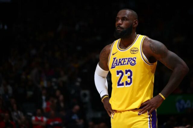 LeBron James em uma camisa amarela do Lakers com 