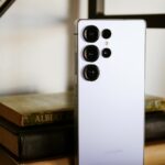 Samsung Galaxy S25 Ultra deitado de bruços em uma mesa