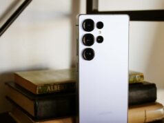 A série Galaxy S26 pode ser a mais cara até agora Samsung Galaxy S25 Ultra deitado de bruços em uma mesa