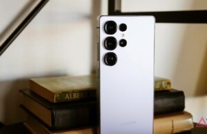 Fãs de Stranger Things, a Samsung tem uma surpresa para vocês Samsung Galaxy S25 Ultra deitado de bruços em uma mesa