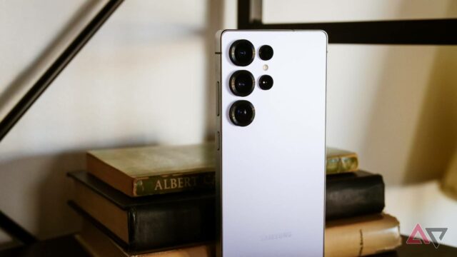 Samsung Galaxy S25 Ultra deitado de bruços em uma mesa