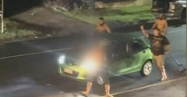 A situação do homem após briga de rua em Queensland Moradores disseram que um grupo de estranhos ameaçou suas filhas.