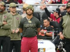 A temporada de Kyler Murray terminou oficialmente enquanto os Cardinals enfrentam o dilema de US$ 58 milhões Kyler Murray, quarterback lesionado do Arizona Cardinals, assiste da linha lateral durante um jogo de futebol americano da NFL.