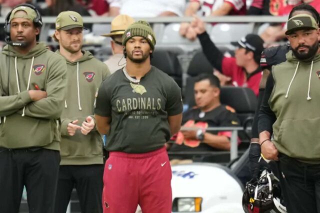 Kyler Murray, quarterback lesionado do Arizona Cardinals, assiste da linha lateral durante um jogo de futebol americano da NFL.
