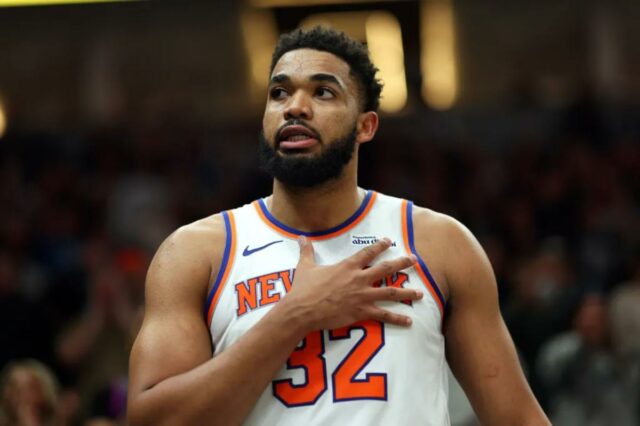 Karl-Anthony Towns # 32 do New York Knicks homenageia os fãs no quarto período do jogo contra o Minnesota Timberwolves no Target Center em 23 de dezembro de 2025 em Minneapolis, Minnesota.