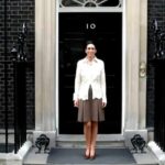 Uma fotografia de Ghislaine Maxwell retratada do lado de fora do número 10 da Downing Street - os escritórios do primeiro-ministro do Reino Unido - foi divulgada como parte dos arquivos de Epstein esta noite