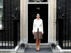 A traficante sexual Ghislaine Maxwell é retratada do lado de fora do número 10 da Downing Street nos tão esperados arquivos de Epstein Uma fotografia de Ghislaine Maxwell retratada do lado de fora do número 10 da Downing Street - os escritórios do primeiro-ministro do Reino Unido - foi divulgada como parte dos arquivos de Epstein esta noite