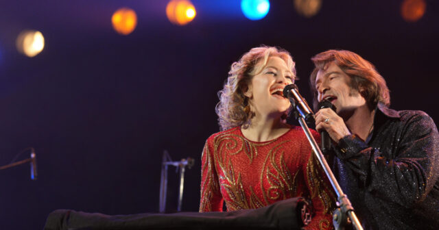 Kate Hudson como Claire Sardina e Hugh Jackman como Mike Sardina em 