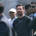 Policiais falam com os espectadores enquanto eles jogam destroços no campo de Vivekananda Yuva Bharati Krirangan (VYBK) durante o Lionel Messi GOAT Tour