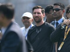 A viagem de Messi pela Índia começa caótica com fãs jogando garrafas Policiais falam com os espectadores enquanto eles jogam destroços no campo de Vivekananda Yuva Bharati Krirangan (VYBK) durante o Lionel Messi GOAT Tour