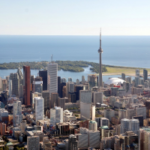 Vista aérea do centro de Toronto (de helicóptero), com vista das Ilhas de Toronto e do Lago Ontário ao fundo. Ontário AGCO introduz novos padrões para Programa Centralizado de Auto-Exclusão