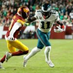 O wide receiver do Philadelphia Eagles, AJ Brown (11), enfrenta o cornerback do Washington Commanders, Jonathan Jones (31), durante o primeiro tempo no Northwest Stadium.