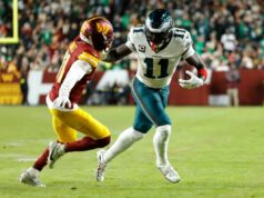 AJ Brown chega ao relatório de lesão dos Eagles após procedimento no dente do siso O wide receiver do Philadelphia Eagles, AJ Brown (11), enfrenta o cornerback do Washington Commanders, Jonathan Jones (31), durante o primeiro tempo no Northwest Stadium.