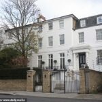 Na foto: uma casa em Notting Hill com cerca elétrica projetada para manter as raposas longe da propriedade