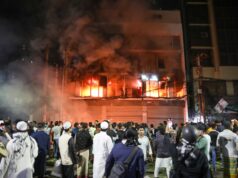 AO VIVO: A violência eclode em Bangladesh após a morte de um importante líder do protesto AO VIVO: A violência eclode em Bangladesh após a morte de um importante líder do protesto