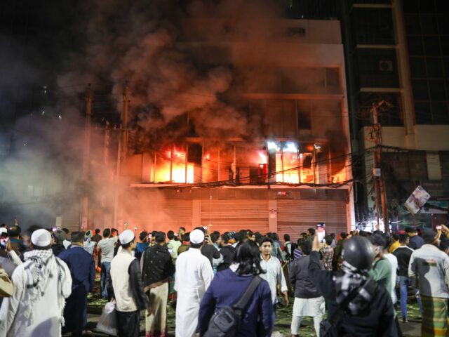 AO VIVO: A violência eclode em Bangladesh após a morte de um importante líder do protesto
