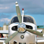 ASSISTIR: Avião bate em cima do carro ao pousar em uma rodovia da Flórida, apenas ferimentos leves