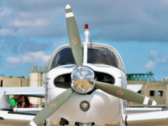 ASSISTIR: Avião bate em cima do carro ao pousar em uma rodovia da Flórida, apenas ferimentos leves ASSISTIR: Avião bate em cima do carro ao pousar em uma rodovia da Flórida, apenas ferimentos leves