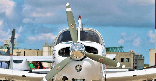 ASSISTIR: Avião bate em cima do carro ao pousar em ASSISTIR: Avião bate em cima do carro ao pousar em uma rodovia da Flórida, apenas ferimentos leves
