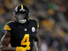 ASSISTIR: DK Metcalf do Steelers dá um soco em torcedor do Lions durante uma altercação selvagem ASSISTIR: DK Metcalf do Steelers dá um soco em torcedor do Lions durante uma altercação selvagem