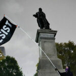 ASSISTIR: Jornalista agredido por bandidos anti-imigração em Nova Orleans