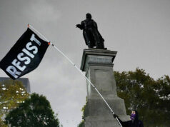 ASSISTIR: Jornalista agredido por bandidos anti-imigração em Nova Orleans ASSISTIR: Jornalista agredido por bandidos anti-imigração em Nova Orleans